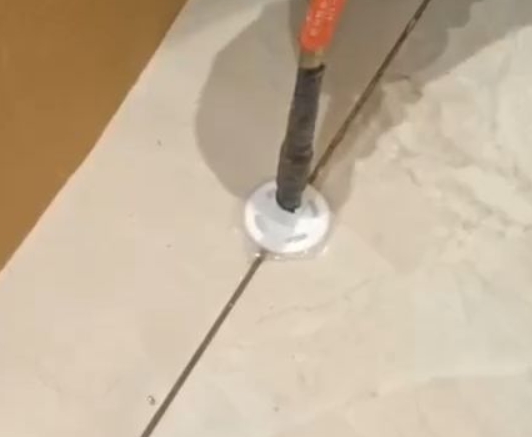 霞山瓷砖空鼓维修公司专业解答瓷砖在铺贴过程中，如果没有涂抹均匀到位的粘结材料（如水泥砂浆或瓷砖胶），可能会导致以下问题