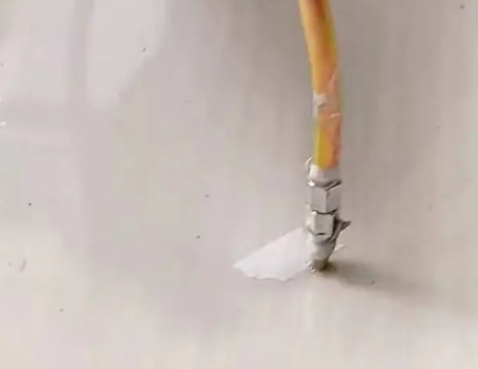 霞山瓷砖空鼓维修公司专业解答在瓷砖铺贴过程中，如果使用的砂料过粗（如全部使用了粗砂），可能会导致以下问题